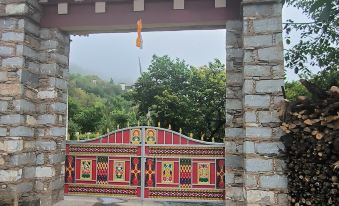 Banshan Yue Yi Lu Road Lihua Homestay (Zhonglu Tibetan Village)