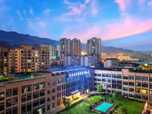 Kuoyue Yunqi Hotel (Fengjie High-speed Railway Station)