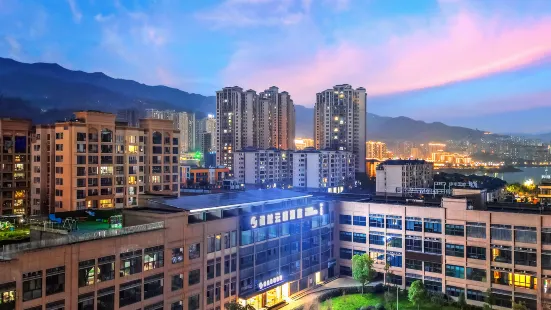 Kuoyue Yunqi Hotel (Fengjie High-speed Railway Station)