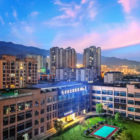 Kuoyue Yunqi Hotel (Fengjie High-speed Railway Station)