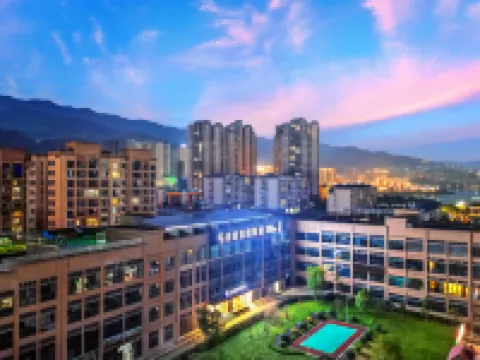 Kuoyue Yunqi Hotel (Fengjie High-speed Railway Station)