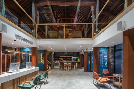 Jiyuan Huanqin Hotel (Lijingmen Cross Street Branch, Luo Yi Ancient City) Отели рядом с достопримечательностью «Shenzhou Peony Garden»