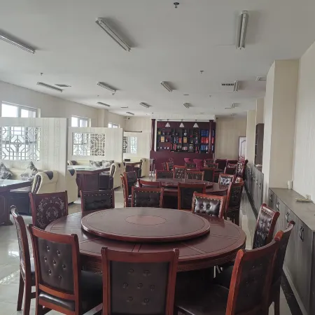 Gonghe Jingzang Business Grand Hotel
