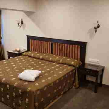 Grand Mir Hotel Rooms