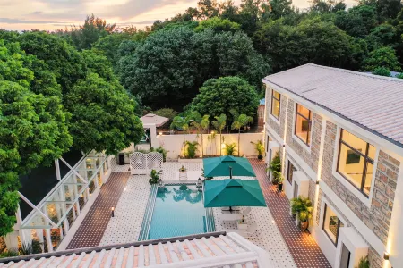 There are three Moroccan Boutique Holiday Homestays in Beicheng Отели рядом с достопримечательностью «Shell Beach»