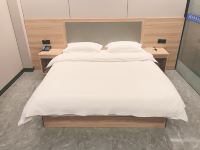 怡莱酒店(巩义汽车站店) - 高级大床房