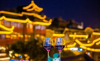 Wenjun Courtyard Hotel (near metro station, English-speaking service, travel agency)