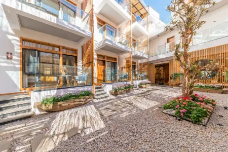 Xujiu Jinseli Hostel Отели рядом с достопримечательностью «Yongningtu Zhifu»