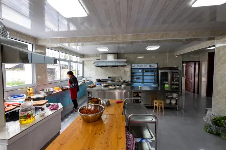 Henghe Hostel Отели рядом с достопримечательностью «Mingtang Mountain»