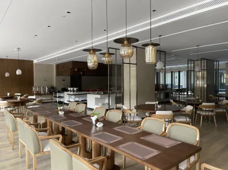 SHININGMAN HOTEL Отели рядом с достопримечательностью «Jiaxing University (North Campus)»