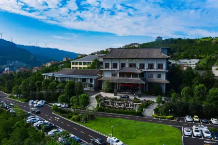 Guangyuan Empress Hot Spring Hotel Отели рядом с достопримечательностью «Jialing River»