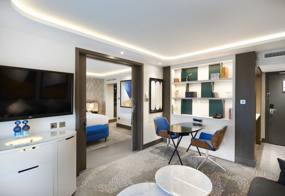 힐튼 런던 히드로 에어포트의 현대적인 건물 외관 이미지