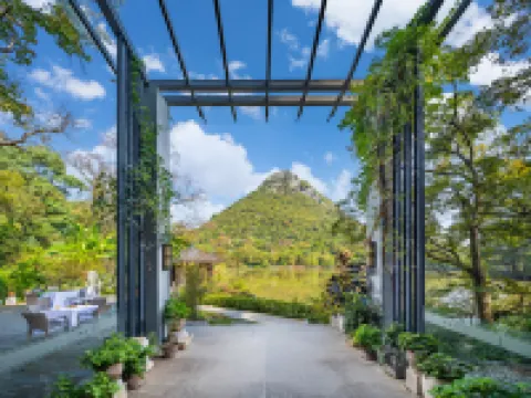Heshe Lakeside Resort Hotels near Reed Flute Cave