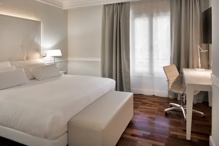 NH Collection Gran Hotel Отели рядом с достопримечательностью «Pk2»