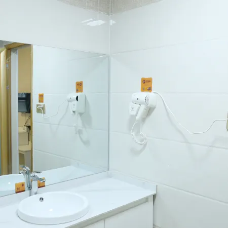 Home Huayi Hotel (Fuyang Railway Station)