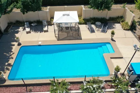 Burringa Garden Motel Отели рядом с достопримечательностью «Chaston Pet Hub»