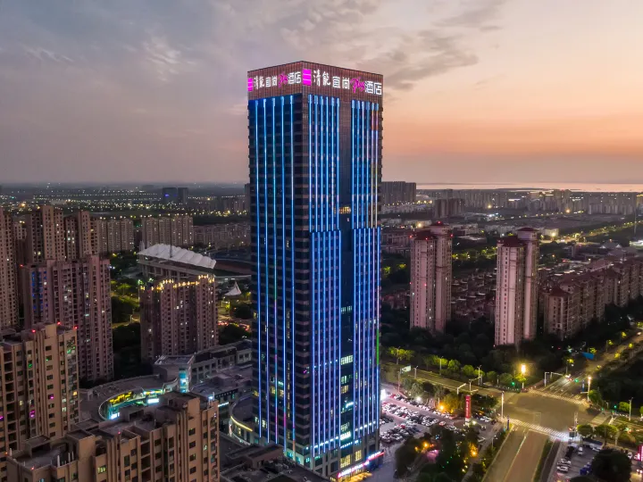 Echarm Plus Hotel (Suzhou Wujiang East Taihu Wanbao Shopping Plaza)