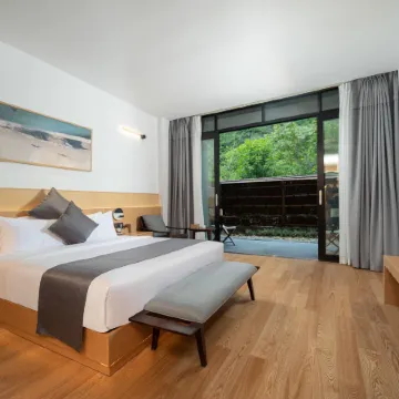 Holiday Inn  Rongshui  Laojun Dong