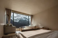 YOLO Guesthouse - balcony