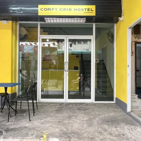 Comfy Crib Hostel Отели рядом с достопримечательностью «Станция надземного метро Phra Khanong»