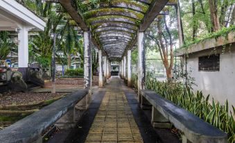 Yayue Boting Garden Hotel (Mangshi Square & Airport Branch)