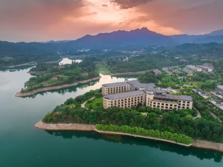 Hong Wan Hotel Отели рядом с достопримечательностью «Hongya Valley»