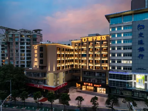 Orange Hotel (Foshan Pingzhou Yingyue Lake Huanyu City) Отели рядом с достопримечательностью «Nanhai No.1 Middle School Stadium»