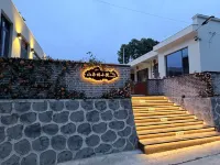 Mountain and Forest Courtyard Homestay