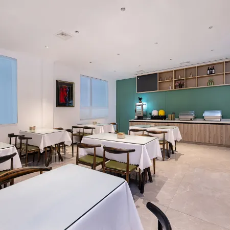 Ezzi Hotel