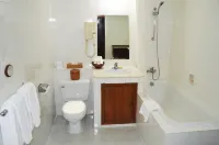 Inya Lake Hotel - piscina