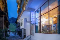 Longji Terrace Blue Shadow Theme Hotel (Jinfoding Cable Car Cableway Shop)