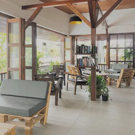 The Reef Hotel & Studios