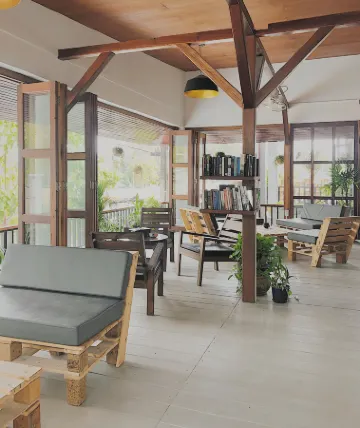 The Reef Hotel & Studios