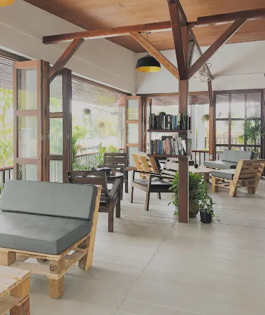 The Reef Hotel & Studios