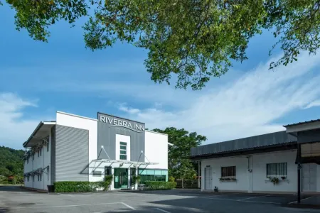 Riverra Inn Langkawi Отели рядом с достопримечательностью «Wat Koh Wanararm Langkawi»