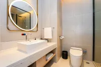 Vienna International Hotel (Dongying Wuyue Square Branch) - Balkoner