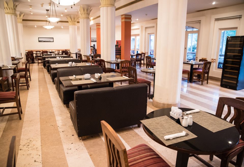 [마리나 플라자 호텔의 전용 해변 전경]