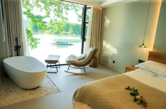 Guyanhua Country Niannian Youyu Inn โรงแรมใกล้ทุ่งจีหวาน