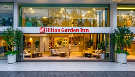 Hilton Garden Inn Phuket Bang Tao Отели рядом с достопримечательностью «Tha Rua Shrine»