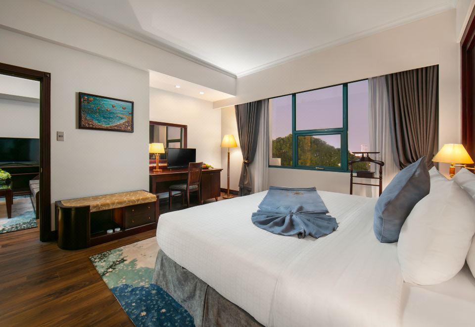 [더 트레이 호텔의 실내 수영장 이미지]