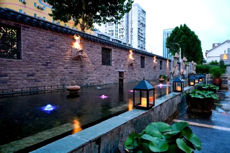 Furama Shanshui Hotel Отели рядом с достопримечательностью «Library of Faculty of Information Sciences»