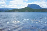 瀘沽湖汀下島ホテル - マウンテンビュー