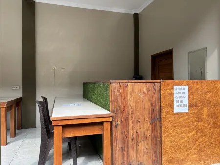 Family 24 Hotel near Pantai Cipatujah Отели в г. Cipatujah