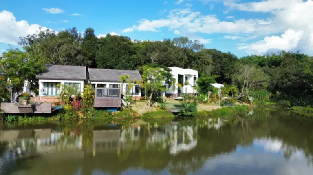Xishuangbanna Menghai Dream Xiangjia Hot Spring Cloud Villa