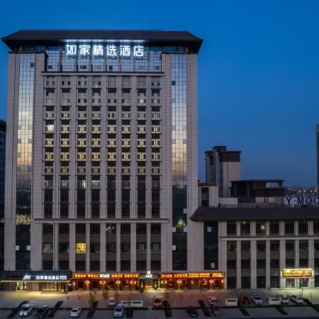 Homeinn Plus Hotel (Aksu Jiefangbei Road Airport)