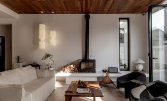 Dali Anyin·Autumn Hotel