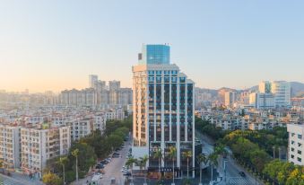 Zhuhai Luxe Hotel 【Gongbei Port & High-speed Rail Station, Xiangzhou District】