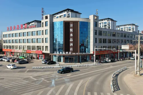 Yanchi Wanyue Crystal Theme Hotel - parking