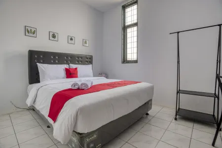 RedDoorz Plus Near Jakarta Kota Station Отели рядом со станцией Jakartakota Station