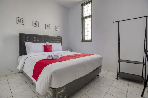 RedDoorz Plus Near Jakarta Kota Station Hotels in West Jakarta City